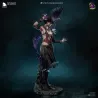 Vue de profil soulignant la finesse des textures du costume, de la jupe asymétrique en lanières de cuir