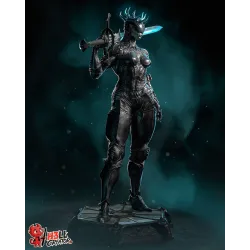 Elle se montre très reconnaissable à son armure segmentée insectoïde et son casque à cornes,