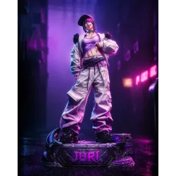 Vue de profil droit révélant la silhouette élancée de la statue, la coupe de sa veste streetwear et les détails de sa casquette.