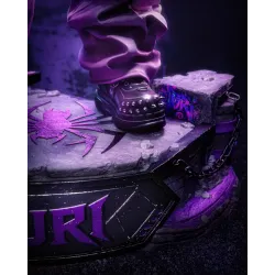 Gros plan détaillé sur le socle texturé, affichant le logo gravé de Juri, un motif d'araignée violette et ses chaussures