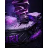 Gros plan détaillé sur le socle texturé, affichant le logo gravé de Juri, un motif d'araignée violette et ses chaussures