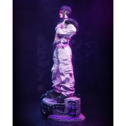 • : Vue de profil droit révélant la silhouette élancée de la statue, la coupe de sa veste streetwear et