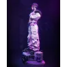 • : Vue de profil droit révélant la silhouette élancée de la statue, la coupe de sa veste streetwear et