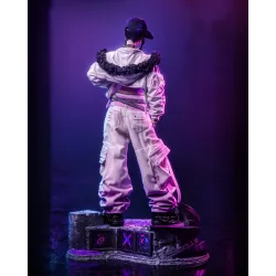 Vue de profil gauche soulignant les volumes de son pantalon cargo oversize