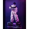 Vue de profil gauche soulignant les volumes de son pantalon cargo oversize