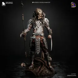 Armure de chasseur : Plaques de protection sculptées au fini métallique usé, couvrant la poitrine, les épaules et les jambes.