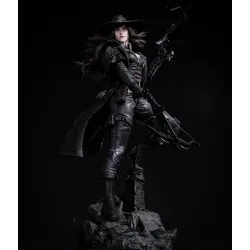 Prête pour la traque nocturne. Statuette complète de Valeria juchée sur son socle rocheux texturé.