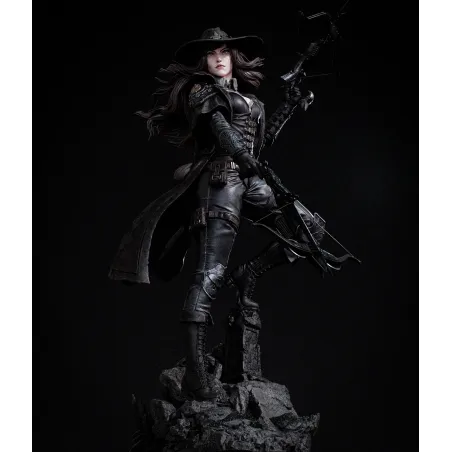 Prête pour la traque nocturne. Statuette complète de Valeria juchée sur son socle rocheux texturé.