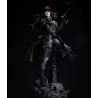 Prête pour la traque nocturne. Statuette complète de Valeria juchée sur son socle rocheux texturé.