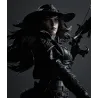 Regard d’acier sous le chapeau de Chasseuse.