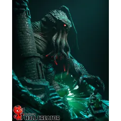 Le regard rouge incandescent du monstre et la lueur verte radioactive créent une atmosphère d'horreur pure.