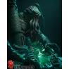 Le regard rouge incandescent du monstre et la lueur verte radioactive créent une atmosphère d'horreur pure.