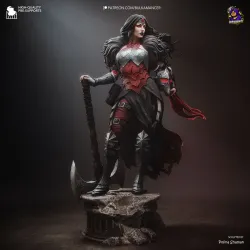 Vue d'ensemble de face de la figurine. La posture fière et l'ancrage sur son socle