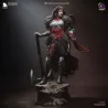 Vue d'ensemble de face de la figurine. La posture fière et l'ancrage sur son socle
