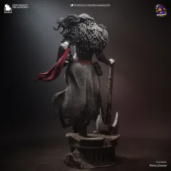 Vue arrière complète mettant à l'honneur le travail sculptural de la fourrure.