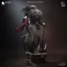 Vue arrière complète mettant à l'honneur le travail sculptural de la fourrure.