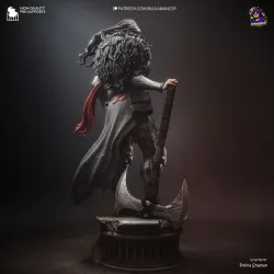 Vue arrière de profil bas accentuant l'aspect destructeur de l'arme. Le verso du kit révèle toute la fluidité de la cape