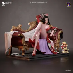 Détails sculpturaux du mobilier impérial et du drapé.
